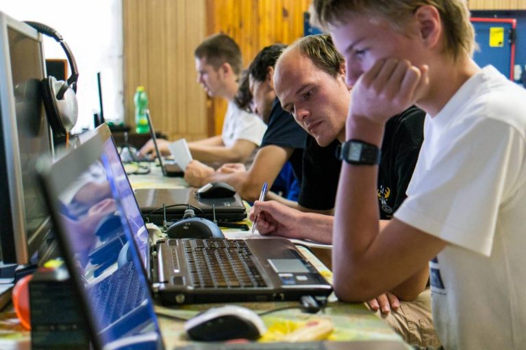 Prihlás sa na letné sústredenie talentovanej mládeže v elektronike a nauč sa programovať!